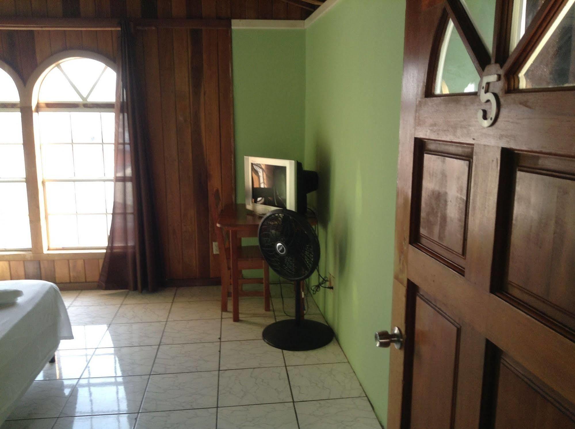 Amelia Guest House San Pedro  Εξωτερικό φωτογραφία